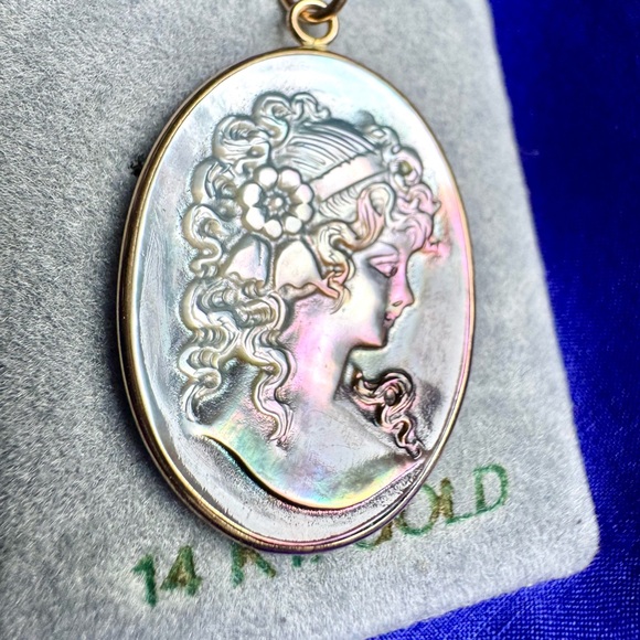 SALE! 14k Gold and Mother of Pearl Cameo - Picture 5 of 5